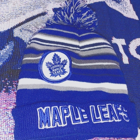 TORONTO MAPLE LEAFS RUG+HATS + GLOVES - Picture 3 of 10